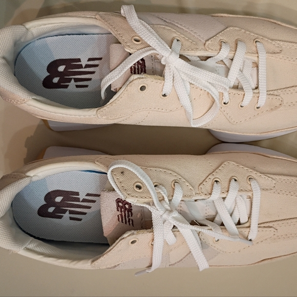 New Balance 327 Size 10 Women's Shoes Cream Color Like New Canvas Material - Picture 8 of 8